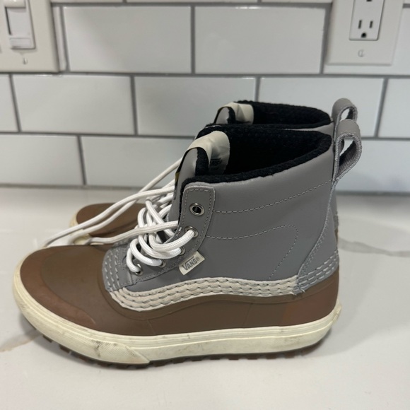 Van’s Standard Mid Snow Boots - Picture 4 of 9